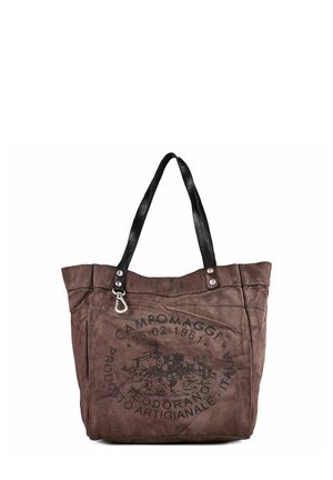 Sac cabas marron avec des anses noires, un fermoir argenté et un logo circulaire imprimé en noir indiquant "Campomaggi" et un texte italien sur le devant.