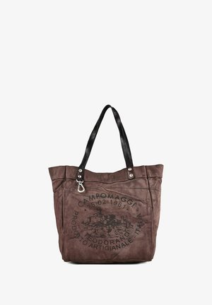 Sac cabas marron avec des anses noires, un fermoir argenté et un logo circulaire imprimé en noir indiquant "Campomaggi" et un texte italien sur le devant.