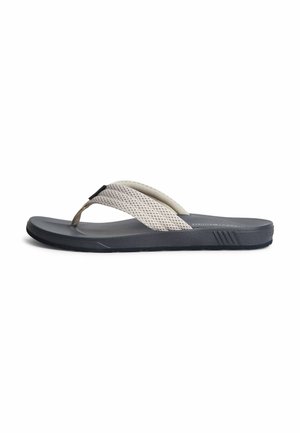 Herre casual flip-flop sandal med grå tekstureret sål og beige perforeret stof rem mellem tæerne.