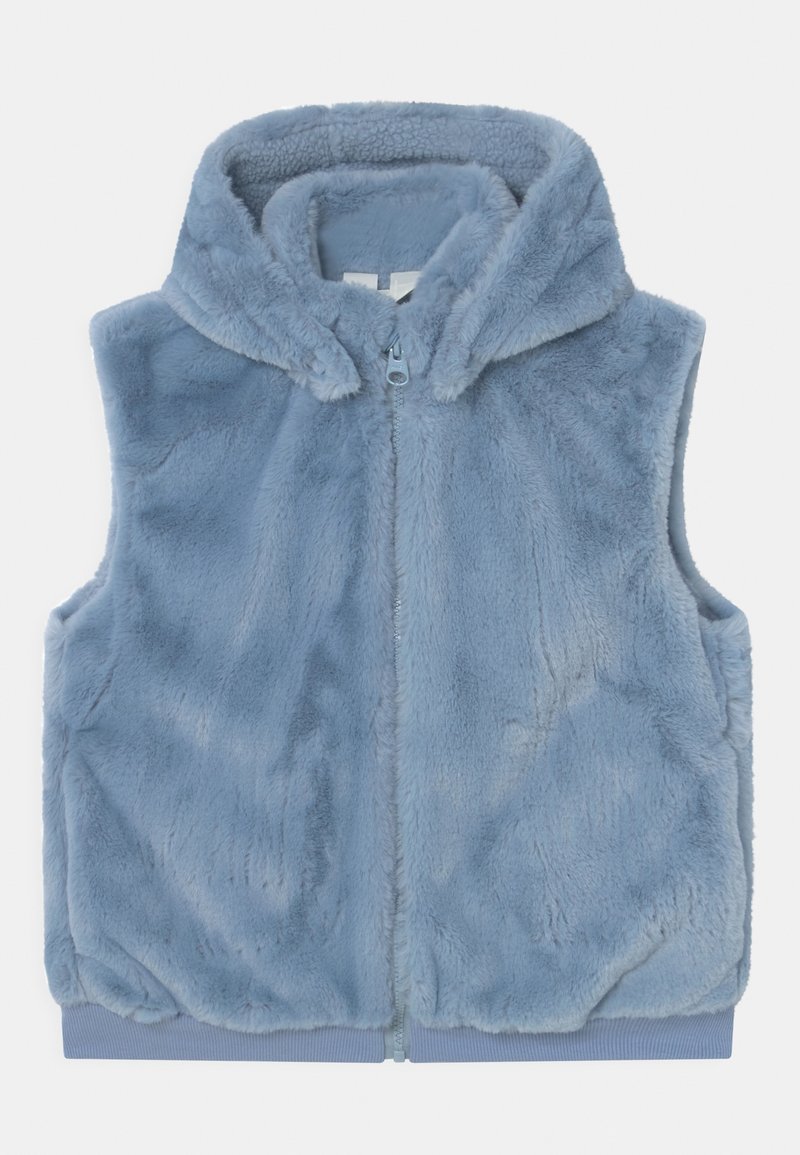 Veste en fausse fourrure bleu clair, dotée d'une capuche, d'une fermeture éclair frontale et d'un ourlet côtelé. Texture douce avec une finition lisse et sans motifs supplémentaires.