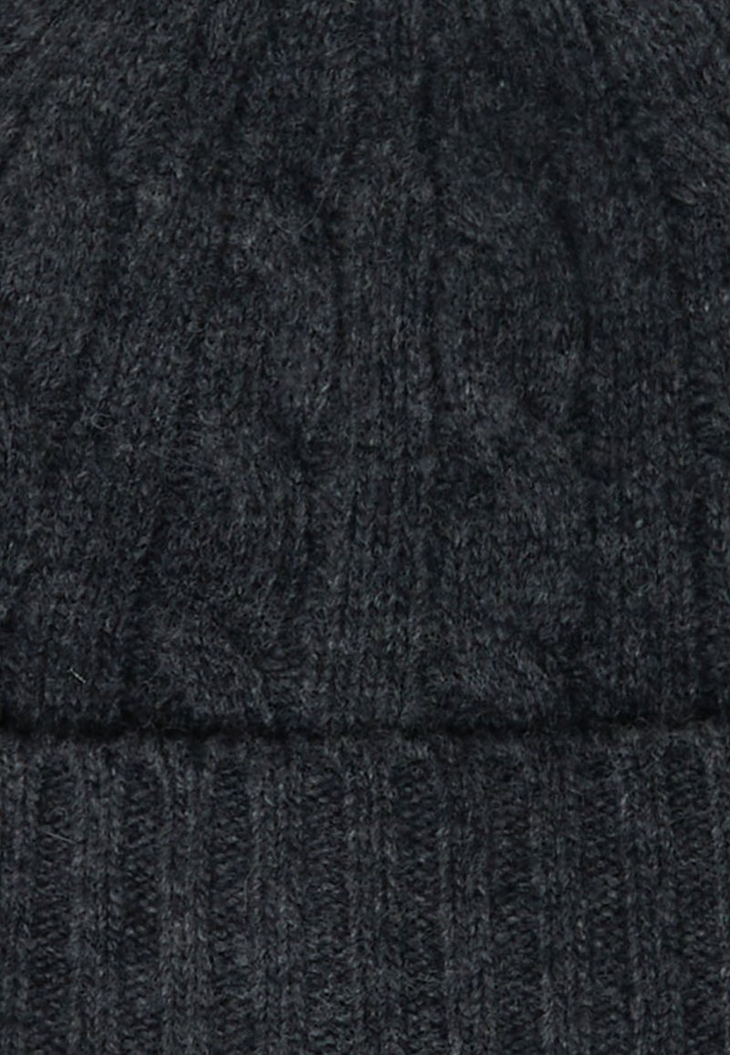 Beanie lavorato a maglia grigio scuro con un motivo a trecce testurizzato e polsino a costine. Realizzato in un materiale morbido e caldo, adatto per il tempo freddo.