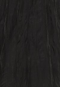 Černá, texturovaná tkanina s pomačkaným vzhledem. Materiál vykazuje jemné variace v lesku, což vytváří vrstevnatý vizuální efekt.