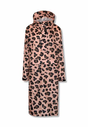 Vrouw draagt een roze en zwarte luipaardprint-hoodie jurk en zwarte hoge hakken, staand tegen een effen grijze achtergrond.
