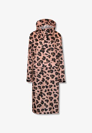 Vrouw draagt een roze en zwarte luipaardprint-hoodie jurk en zwarte hoge hakken, staand tegen een effen grijze achtergrond.