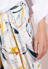 Bruuns Bazaar Pantalones - white