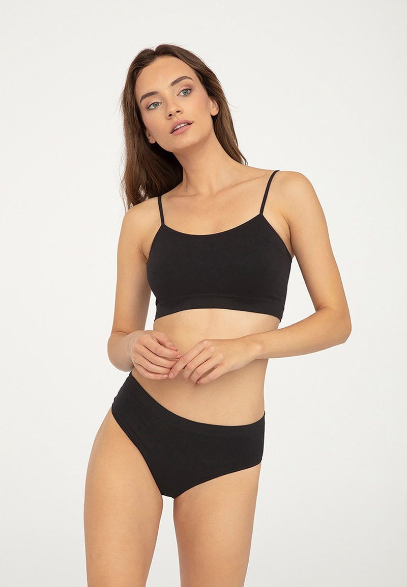 Czarny zestaw biustonosza i majtek z wysokim stanem, z cienkimi ramiączkami; gładka faktura; minimalistyczny design bez wzorów i zdobień.