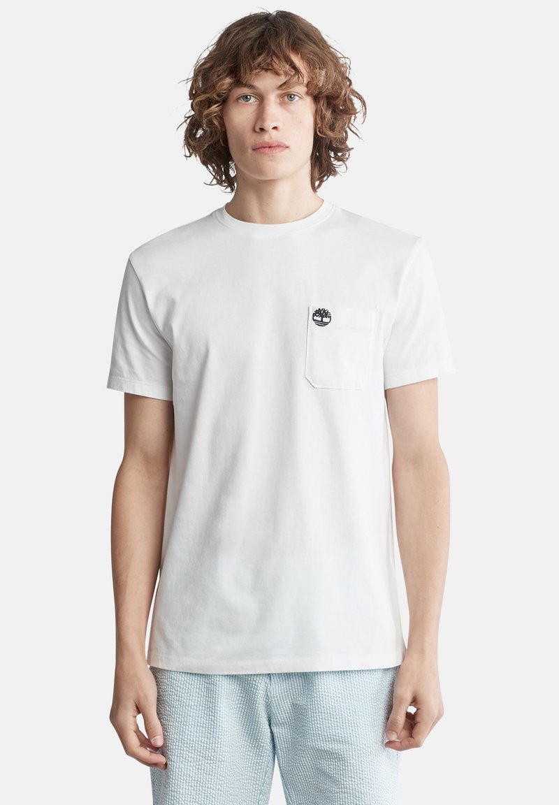 Hvid bomulds T-shirt med rund hals, korte ærmer og et lille sort logo på venstre brystlomme. Glat tekstur, afslappet pasform.