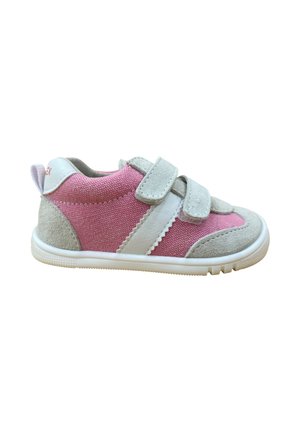 Zapatilla deportiva infantil en tejido rosa con detalles en ante gris, rayas blancas, dos cintas de velcro grises y suela de goma blanca.