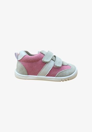 Zapatilla deportiva infantil en tejido rosa con detalles en ante gris, rayas blancas, dos cintas de velcro grises y suela de goma blanca.