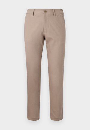 Pantalones de hombre beige ajustados con trabillas, botón frontal y cierre de cremallera, exhibidos sobre un fondo blanco liso.