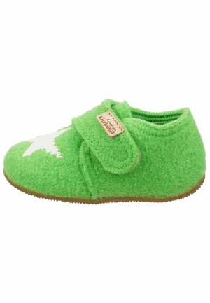 Chaussure bébé verte douce avec une étoile blanche à l'avant et une bande Velcro portant l'inscription « Living Kitzbühel », semelle marron visible.