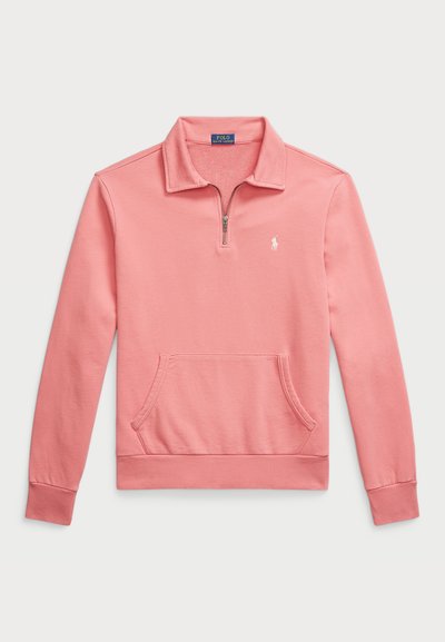 Różowy sweatshirt z półzamkiem, przednią kieszenią, ściągaczami przy mankietach i małym haftowanym logo na klatce piersiowej.