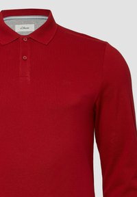Rode polo shirt met lange mouwen, twee knopen, spread collar en subtiel geborduurd "s.Oliver" logo op de borst.