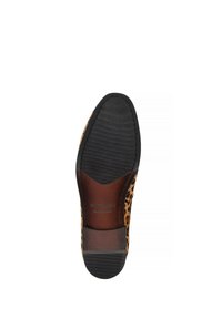 Sole boty s leopardím vzorem se vyznačuje texturovanou černou gumovou vnější částí, hladkým hnědým stélkou s embosovaným nápisem "WITTCHEN handmade" a elegantním designem.