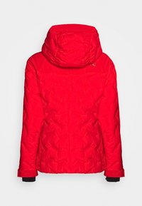 Giacca a vento rossa con cappuccio attaccato, caratterizzata da un design trapuntato e polsini elastici. Vista posteriore con dettaglio del logo vicino allo scollo.