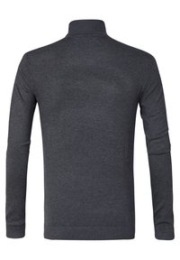 Pulover turtleneck cu mânecă lungă de culoare gri închis, fabricat dintr-un material moale, cu un guler și manșete cu textură canelată.