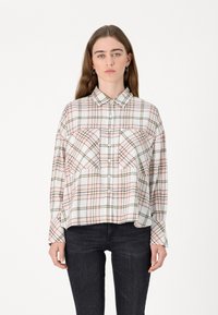 Camisa leve de botão em padrão xadrez em branco, rosa e verde, com dois bolsos frontais e colarinho, mangas longas e um corte descontraído.