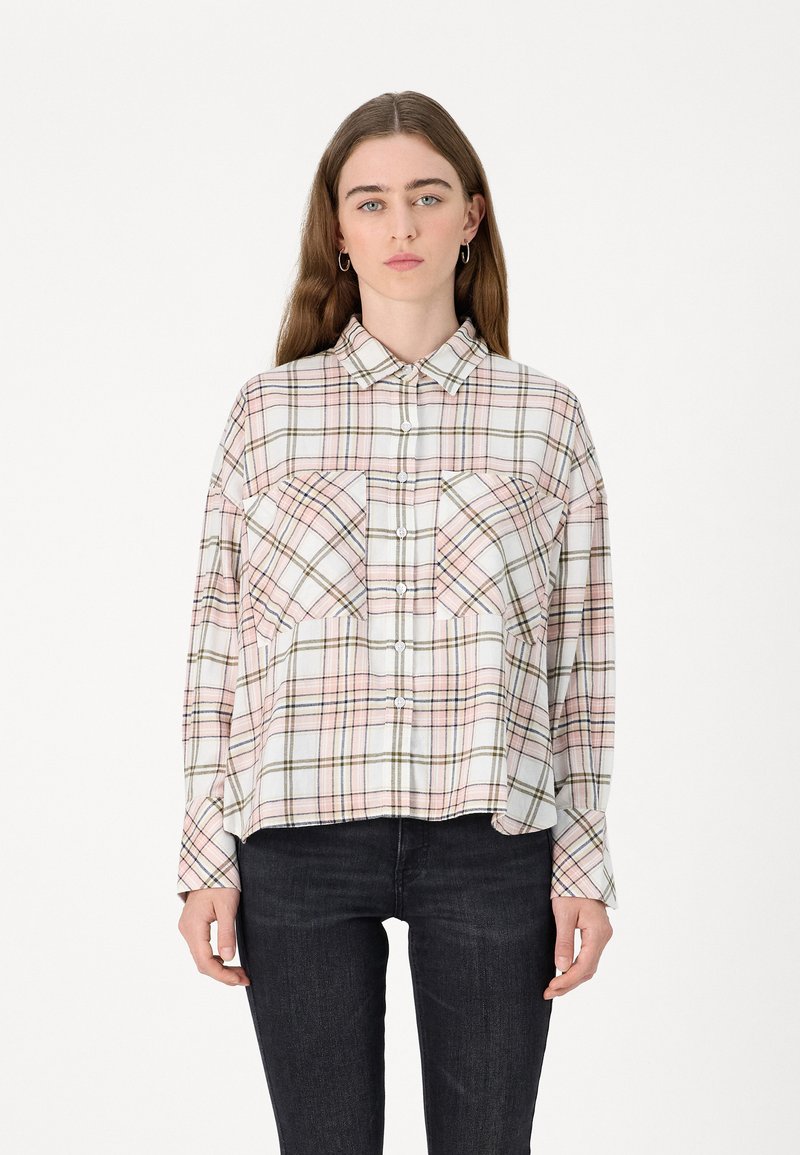 Camisa leve de botão em padrão xadrez em branco, rosa e verde, com dois bolsos frontais e colarinho, mangas longas e um corte descontraído.