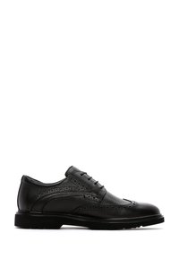 Chaussure habillée en cuir noir avec un détail brogue, surfaces lisses et texturées, design à lacets et semelle robuste pour une bonne traction.