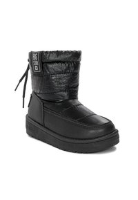 Stivali neri alla caviglia realizzati in materiale sintetico con un design imbottito, caratterizzati da una parte superiore testurizzata, dettagli del logo e una suola piatta in gomma.