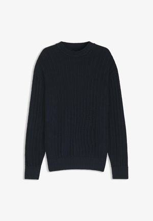 Pull élégant en maille torsadée bleu marine à manches longues, avec col rond, poignets et ourlet côtelés, posé à plat sur un fond blanc.