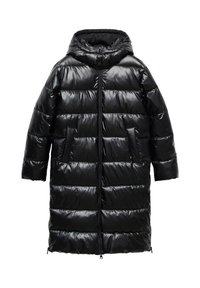 Svart puffjacka med en glänsande yta, som har huva, blixtlås och två framfickor. Tillverkad med quiltade, vadderade sektioner.