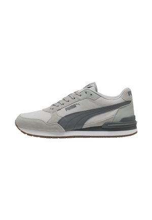 Grauer und weißer Puma Sneaker aus Wildleder- und Mesh-Materialien, mit Schnürverschluss und einem dunkelgrauen Puma-Logo-Streifen an der Seite.