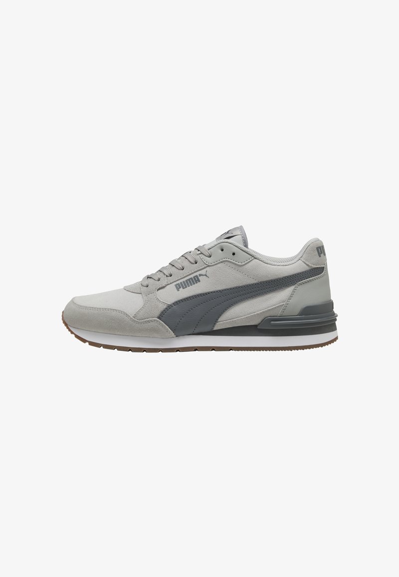 Γκρι και λευκό αθλητικό παπούτσι Puma με υλικά από σουέτ και δίχτυ, κλείσιμο με κορδόνια και σκούρα γκρι ρίγα με λογότυπο Puma στο πλευρό.