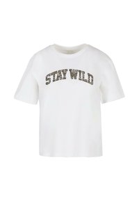 T-shirt blanc à manches courtes présentant un texte "STAY WILD" en imprimé léopard noir et beige incurvé sur la poitrine. Design classique à col ras du cou.