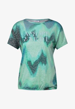 Camiseta de patrón verde y gris con mangas cortas, escote redondo y el texto "AMORE VERDE" impreso en color claro en la parte delantera.