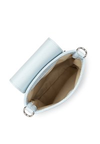 Lichtblauwe leren handtas met een gestructureerd oppervlak, met een cilindrische bovenkant en een beige stoffen interieur. Inclusief zilveren hardwaredetails.