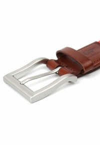 Bruine leren riem met een zilveren metalen gesp. De gesp heeft een rechthoekige vorm en een pin om vast te maken. Gladde textuur.