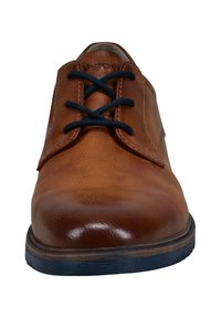 Braunes Leder-Dressschuh mit glatter Oberfläche, runder Spitze, marineblauen Schnürsenkeln und einer kontrastierenden dunklen Gummisohle. Verfügt über minimale Nähdetails.