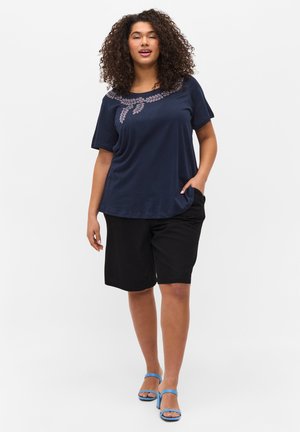 MIT TASCHEN - Shorts - black