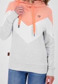 Felpa con cappuccio caratterizzata da un motivo a zig-zag in corallo, bianco e grigio. Include una tasca a marsupio e coulisse regolabili arancioni.