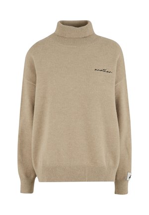 Beżowy sweter z golfem, z prążkowanymi mankietami i dolnym brzegiem, z małym czarnym haftem słowa "another" na lewej stronie klatki piersiowej.