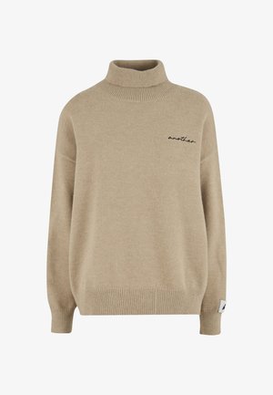 Beige højhalset sweater med ribbenmanchetter og -kant, der har et lille sort broderet ord "another" på venstre brystområde.