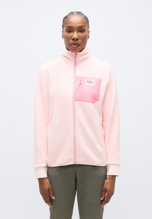 Roza flis jakna z visokim ovratnikom, z zadrgo po celotni dolžini in žepom na levi strani prsnega koša. Poudarja kontrastno roza zadrgo in manšete. Teksturirana, mehka tkanina.