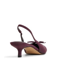 Burgundy nahka slingback-korkokengät, joissa on pieni muotoiltu korko ja solki etuosassa. Tasainen pinta ja vähäiset muotoiluyksityiskohdat.