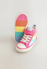 Rosa High-Top-Sneaker mit weißen Akzenten, mehrfarbigen Streifenmustern, Gummisohle mit Fischgrätstruktur und Klettverschluss.