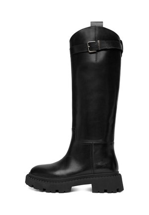 Botas negras de cuero hasta la rodilla con un acabado texturizado, que cuentan con una suela de goma gruesa y un detalle de hebilla en una correa ajustable.