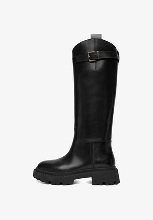 Botas negras de cuero hasta la rodilla con un acabado texturizado, que cuentan con una suela de goma gruesa y un detalle de hebilla en una correa ajustable.