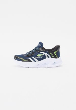Scarpa da atletica blu con tomaia in rete, dettagli neri, rifiniture in argento riflettente e vivaci accenti verdi. Presenta una suola in gomma bianca.