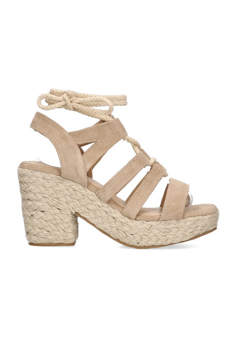 Sandalia de cuña de ante beige con tacón de yute trenzado, punta abierta y diseño de envoltura en el tobillo con múltiples correas para un ajuste seguro.