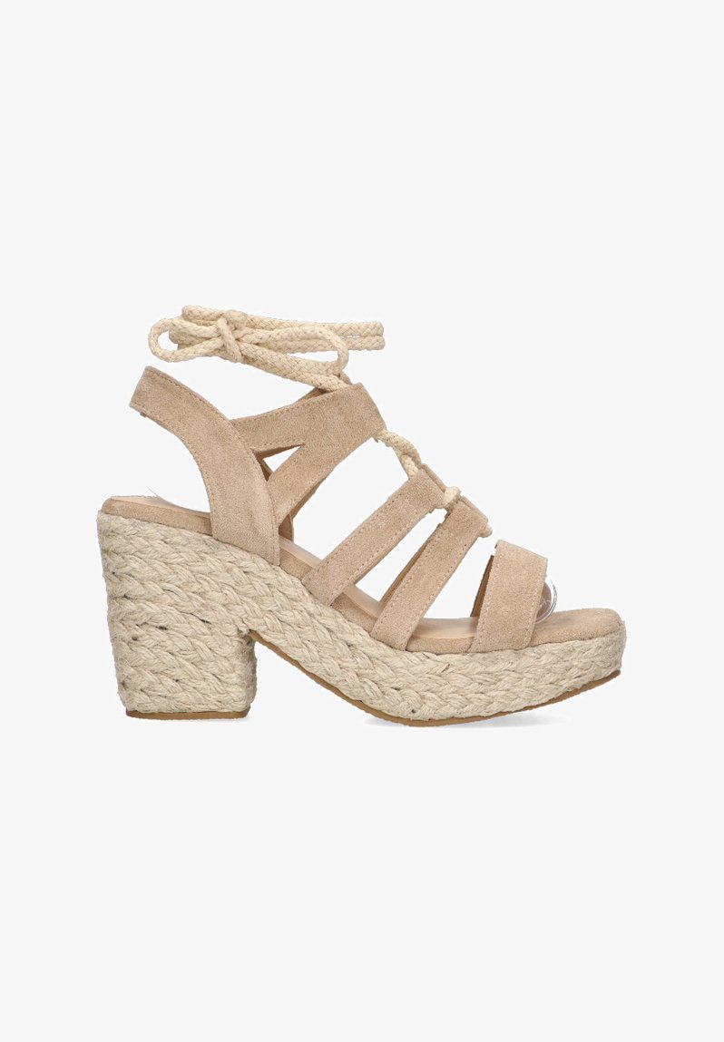 Sandalia de cuña de ante beige con tacón de yute trenzado, punta abierta y diseño de envoltura en el tobillo con múltiples correas para un ajuste seguro.