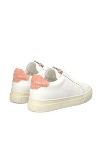 Sneaker bianche in pelle con un tallone in suede pesca e suola in gomma beige. Il retro presenta un dettaglio del logo impressa in oro.