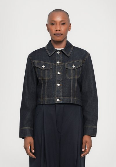 Veste en denim cropped de couleur indigo foncé avec des boutons en argent, un col pointu et deux poches poitrine. Détails de coutures contrastées. Manches longues.