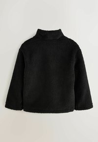 Zwarte fleece pulloverjack met een hoge kraag, gestructureerd oppervlak, lange mouwen en een rechte zoom. Geen zichtbare sluitingen of versieringen.