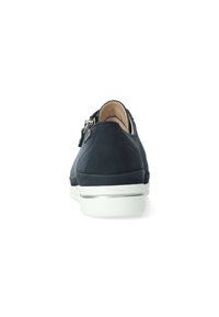 Chaussure bleu marine à texture lisse, avec détail zip, semelle blanche et accent métallique. Design profil bas avec talon arrondi.