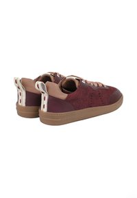 Burgunderfarbene Sneaker aus einer Kombination von strukturiertem Wildleder und glattem Leder, mit braunen Schnürsenkeln und einer Gummisohle mit gezacktem Akzent.